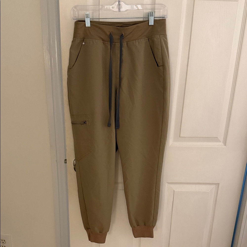 Figs Women’s Jogger Scrub Pants (Latte)